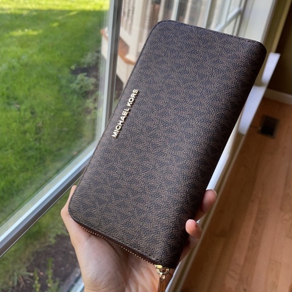 Michael Kors Signature Large Wallet - Picture 2 of 9